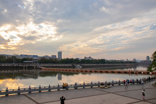 黄昏城市公园浮桥风景