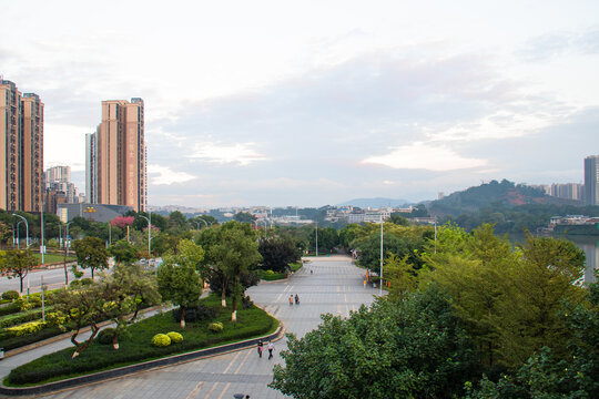 傍晚天空下的城市风景