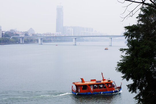 柳江上的水上公交观光游轮
