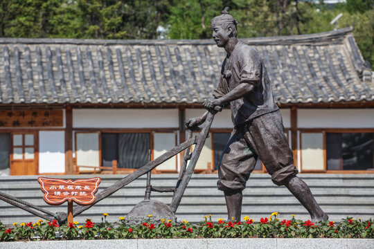 朝鲜族民居雕塑