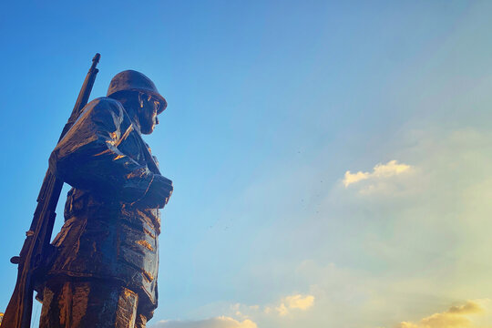 国军战士雕塑