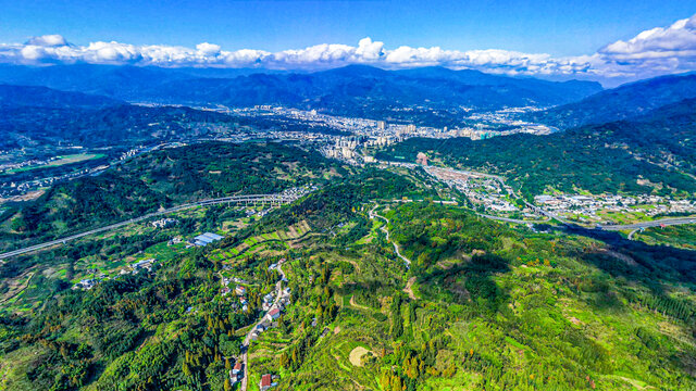 云峰山景区航拍荥经县城