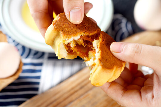 肉松蛋黄饼