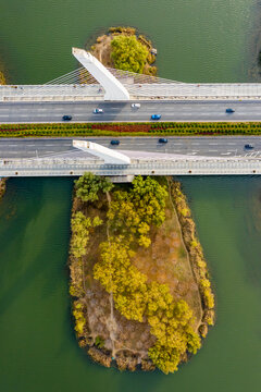 航拍郑州龙子湖公园道路桥梁