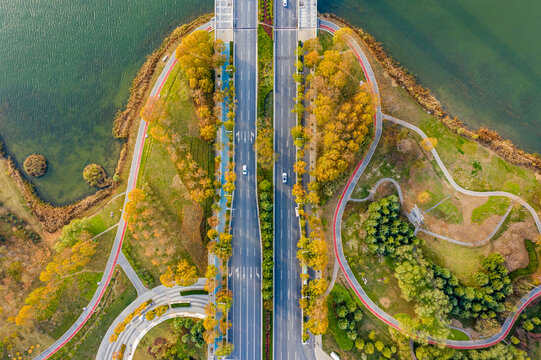 航拍郑州龙子湖公园滨湖道路