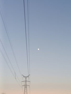 高压电塔蓝天明月