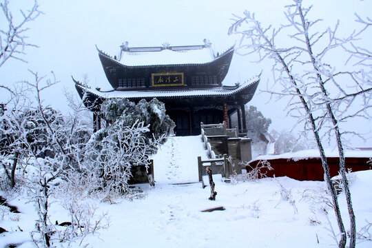 雪中白兆山