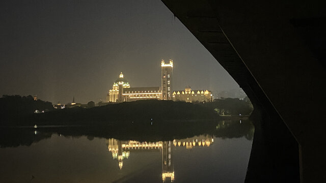 湖边欧式建筑灯光夜景倒影