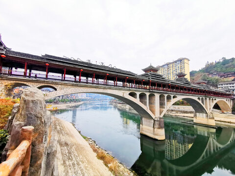 水上的贵州锦屏风雨桥