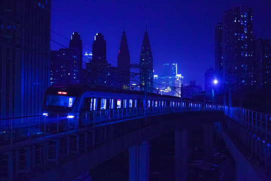 重庆海棠溪轻轨站夜景