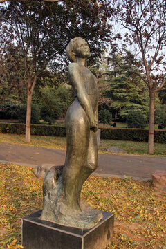 公园里的少女雕像