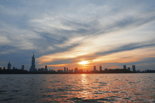 夕阳湖泊美景