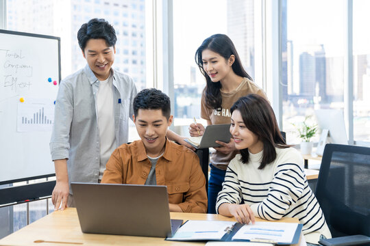 年轻商务人士在办公室开会