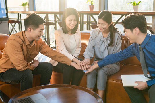 年轻商务人士在办公室开会