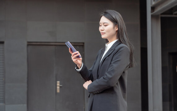 户外使用手机的西装女性