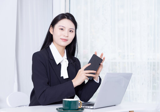 电脑前的西装中国女性