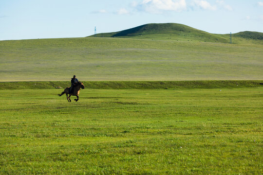 碧绿草原骑马奔跑