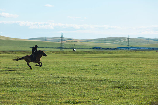 草原夏季牧场男人骑马