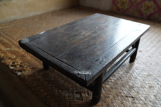 老旧的炕桌