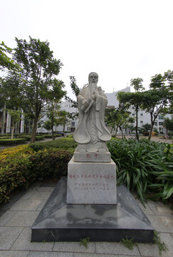 海南大学孔子雕塑