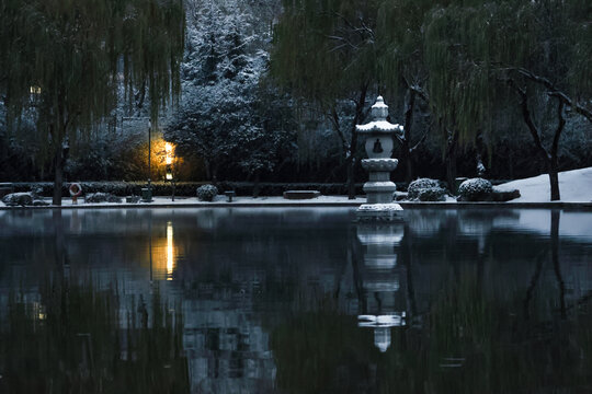 雪夜中的湖面