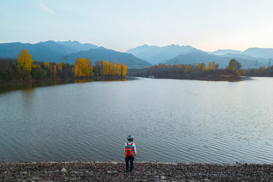 一个人湖边孤独看风景