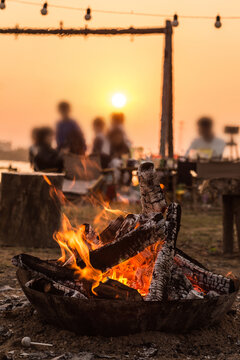 夕阳下露营野炊篝火