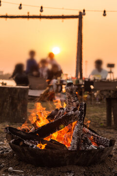 夕阳下露营野炊篝火