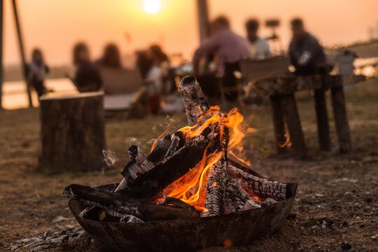 夕阳下露营野炊篝火