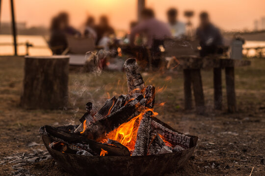 夕阳下露营野炊篝火