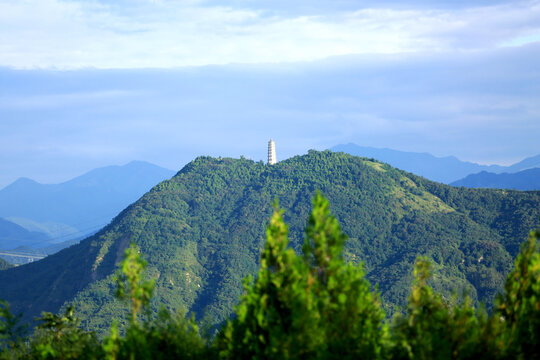 山顶上的塔