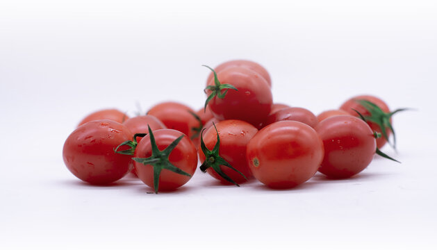 一组樱桃小番茄