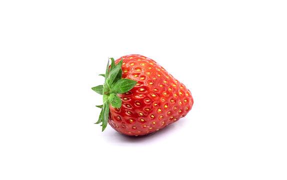 单独草莓在白色背景上