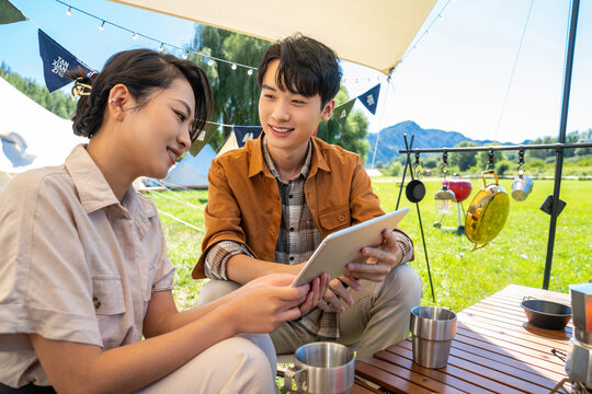 两人坐天幕下看平板