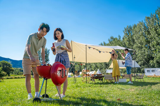 一群人在露营地野餐
