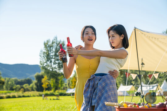 两个人在露营地野餐