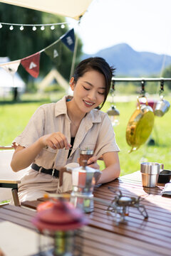 女孩坐天幕下煮咖啡