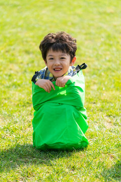 一个小男孩在草地上玩耍