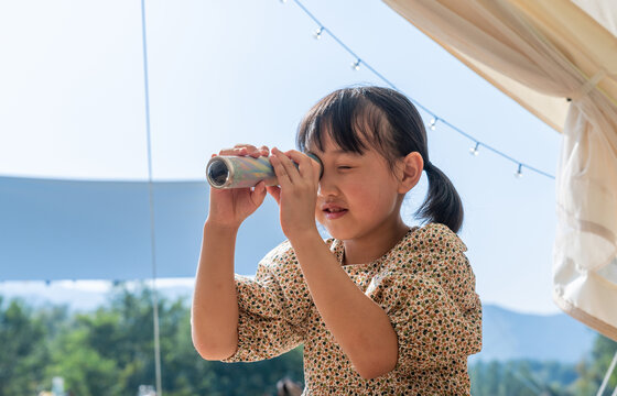 一个女孩坐在帐篷里玩耍