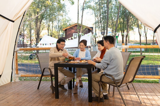 中老年人在露营地喝茶聊天