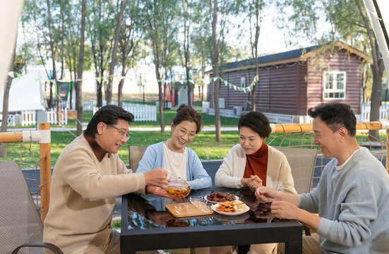 中老年人在露营地喝茶聊天