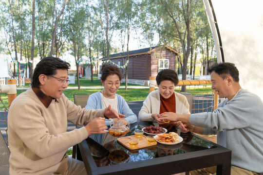 中老年人在露营地喝茶聊天