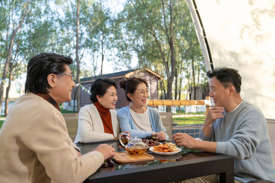 中老年人在露营地喝茶聊天