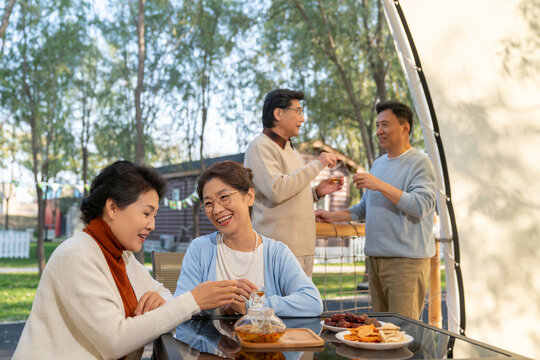 中老年人在露营地喝茶聊天