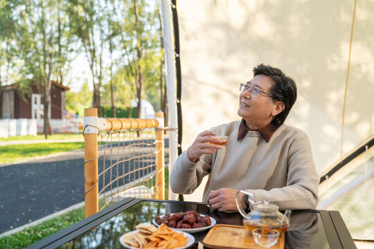 一个中老年男人喝茶