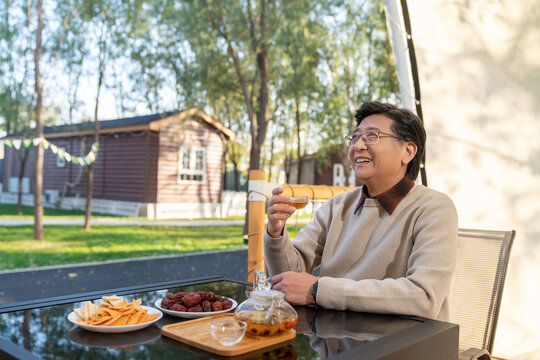 一个中老年男人喝茶