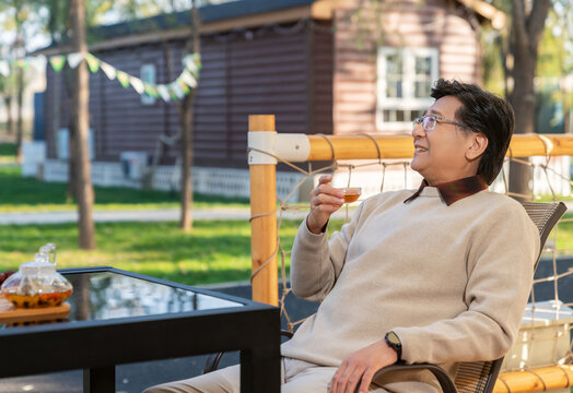 一个中老年男人喝茶