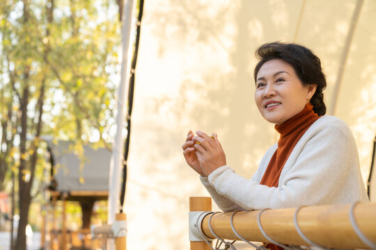 一个中老年女人喝茶