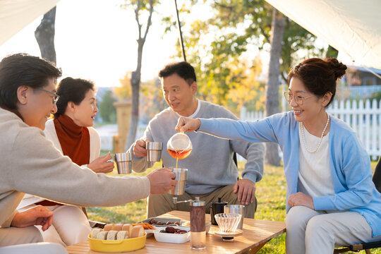 一群中老年人露营地喝咖啡聊天