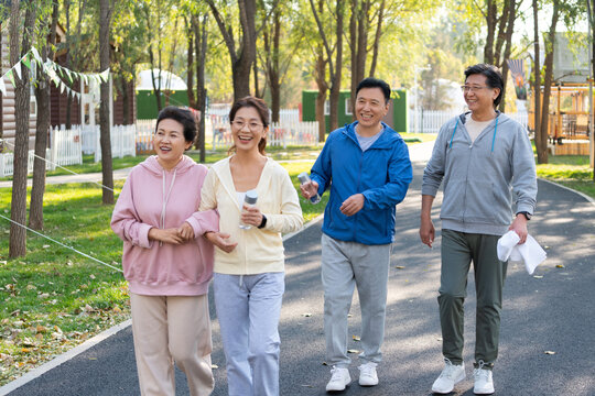 一群中老年人户外健身散步